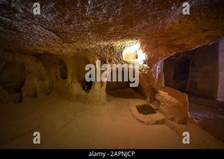 La ville souterraine de Derinkuyu est une ancienne ville grotte à plusieurs niveaux en Cappadoce, en Turquie. Pierre utilisée comme porte dans la vieille ville souterraine Banque D'Images