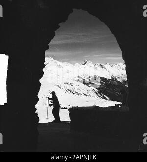 Famille royale à Sankt Anton. Skieur vu d'un tunnel ou d'une porte Date: 29 décembre 1950 lieu: Autriche, Tyrol mots clés: Paysages, sports d'hiver Banque D'Images