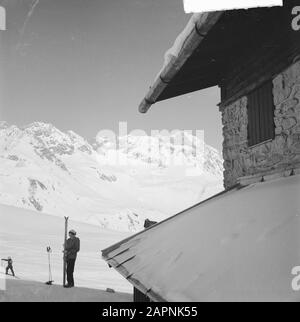 Paysage etc Tyrol famille royale à Sankt Anton. Skister à la remontée mécanique Date: 29 décembre 1950 lieu: Autriche, Tyrol mots clés: Paysages, tourisme, sports d'hiver Banque D'Images
