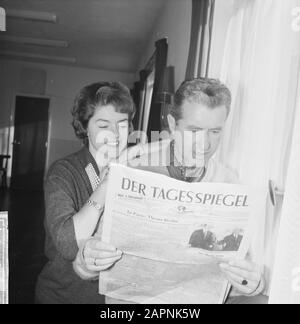 Teddy et Henk Scholten Aller à la télévision allemande Date: 11 décembre 1961 mots clés: Artistes Nom De La Personne: Henk Scholten, Teddy Banque D'Images