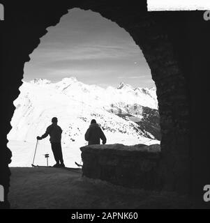 Paysage etc Tyrol famille royale à Sankt Anton. Skieur vu d'un tunnel ou d'une porte Date: 29 décembre 1950 lieu: Autriche, Tyrol mots clés: Paysages, sports d'hiver Banque D'Images