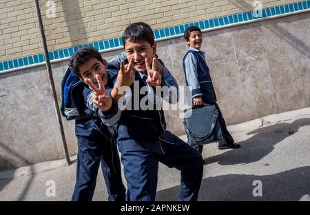 Des écoliers iraniens agissant sur street à Kashan, ville capitale du comté de Kashan en Iran Banque D'Images