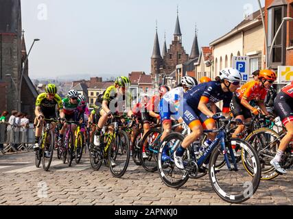 Geraardsbergen, Belgique - 7 avril 2019 : La balade féminine sur peloton sur une route pavée à Geraardsbergen pendant la tournée féminine de Flandre 2019. Banque D'Images