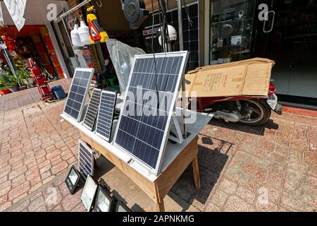 Les panneaux solaires conçus pour être utilisés à la maison font partie des appareils ménagers exposés à l'extérieur d'un magasin d'appareils de vente au détail à Phnom Penh, au Cambodge. Banque D'Images