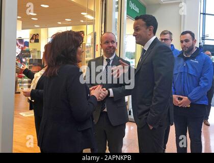 Taoiseach Leo Varadkar (à droite) lors d'un événement de démarchage avec le candidat Noel Rock (au centre) à Swords, Co. Dublin, Irlande. Banque D'Images