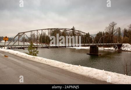 Le pont commémoratif Theodore Roosevelt, au-dessus de la rivière Kootenai, lors d'une journée hivernale enneigée et froide, à Troy, Montana. La rivière Kootenai est un affluent de Banque D'Images