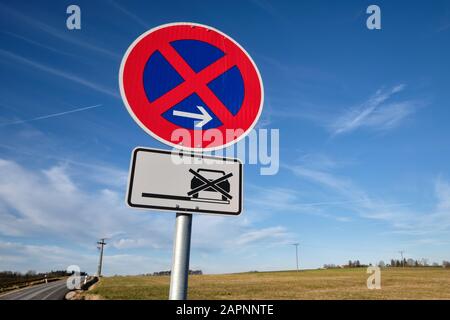 Le panneau rouge et bleu devant le magnifique ciel bleu et le paysage de campagne dit absolument pas d'arrêt ici aussi sur les épaules dures. Vu dans Banque D'Images