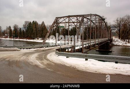 Le pont commémoratif Theodore Roosevelt, au-dessus de la rivière Kootenai, lors d'une journée hivernale enneigée et froide, à Troy, Montana. La rivière Kootenai est un affluent de Banque D'Images