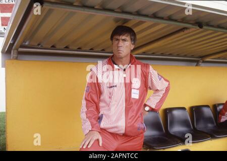 Josef Sepp PIONTEK, Allemagne, football, ancien joueur de football, ici comme entraîneur de l'équipe nationale danoise de football, entraîneur national danois, se tient devant la banque de coachbank, ici à la coupe du monde de football 1986 au Mexique. | utilisation dans le monde entier Banque D'Images