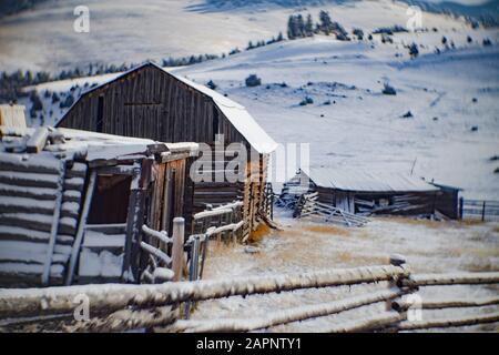 Une ancienne grange en bois et des bâtiments d'une ancienne propriété pionnière, au-dessus de Grid Creek, sur le Boomer Ranch. Grid Creek est Un Affluent de Flint Creek et est Banque D'Images