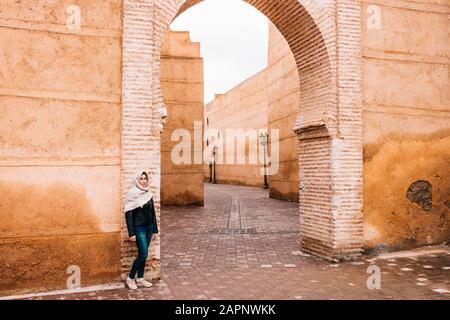 Femme arabe dans les rues de Marrakech, Maroc Banque D'Images