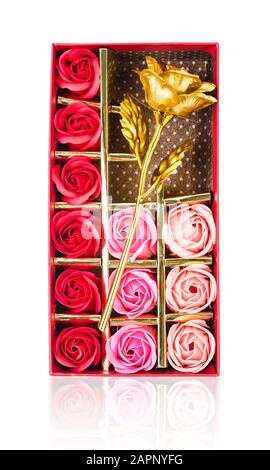 Collection roses dans la boîte rouge isolée sur fond blanc, Enregistrer le chemin d'écrêtage. Banque D'Images