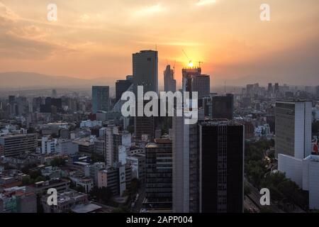 Coucher de soleil à Mexico avec vue sur la circulation et les bâtiments du Paseo de la Reforma. Vue aérienne de la ville de Mexico Banque D'Images