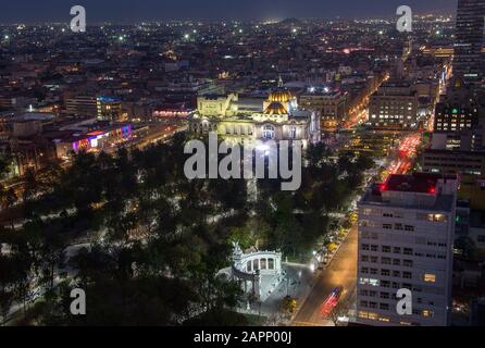 Le crépuscule tombe sur le Palacio de Bellas Artes à Mexico. Banque D'Images