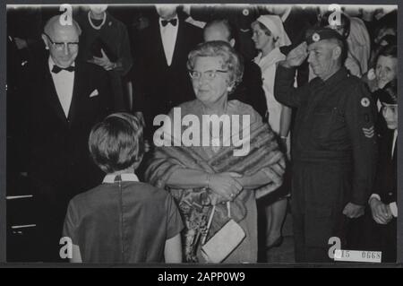 Queen Juliana en première du film de Tamed Shrew au cinéma du Midi à Amsterdam. La reine obtient des fleurs offertes par W. Smulders Date: 27 septembre 1967 lieu: Amsterdam, Noord-Holland mots clés: Cinémas, maires, reines, maison royale Nom personnel: Juliana, Queen, Smulders W. Nom de l'établissement: Du Midi Banque D'Images
