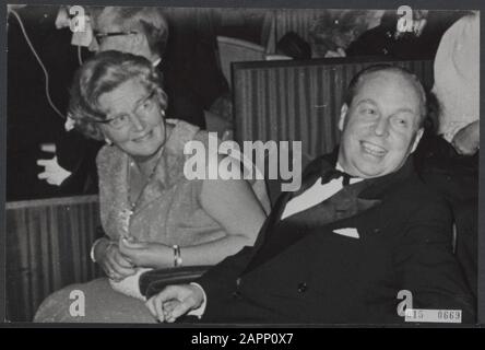Queen Juliana en première du film de Tamed Shrew au cinéma du Midi à Amsterdam. La Reine en pavillon avec G. Krayenhoff (président de la Croix-Rouge) Date: 27 septembre 1967 lieu: Amsterdam, Noord-Holland mots clés: Cinémas, maires, réalisateurs, films, reines, maison royale, premiers ministres Nom personnel: Juliana (Reine Pays-Bas), Krayenhoff, Gualtherus Nom de l'institution: Du Midi Banque D'Images