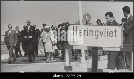 Maison royale, reines, visites, travaux delta, ponts, Haringvliet, Juliana, Reine Date : 1er septembre 1964 lieu : Zeeland mots clés : visites, ponts, deltawerken, reines, maison royale Nom personnel : Haringvliet, Juliana, Reine Banque D'Images