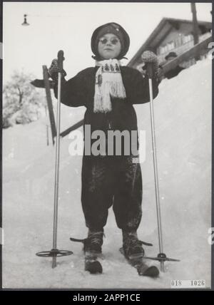 La famille royale à Grindelwald. Princesse Margriet sur le ciel Date: 1 janvier 1954 lieu: Grindelwald, Suisse mots clés: Maison royale, princesses, ciel, neige Nom personnel: Margriet (princesse Pays-Bas) Banque D'Images