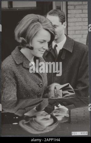 Maison royale, princesses, princes, DEART, aéroports, Carlos Hugo, prince, Irene, princesse Date : 25 janvier 1966 lieu : Noord-Holland, Schiphol mots clés : départ, maison royale, princes, princesses, aéroports Nom personnel : Carlos Hugo, prince, Irene, princesse Banque D'Images