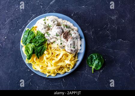 Boulettes de viande suédoises avec nouilles aux œufs et épinards Banque D'Images