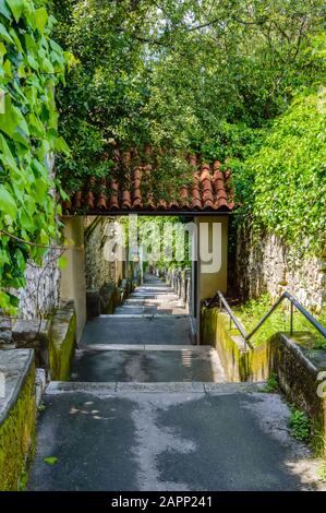 Petra Stube, ou escalier Petar Kruzic, ou escalier Trsat à Rijeka, Croatie. Trsatske Stube avec arche et marches en pierre menant à la colline à Trsat sa Banque D'Images