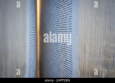 Oswiecim, Pologne. 24 janvier 2020. Les noms des prisonniers tués peuvent être vus dans un livre du musée de l'ancien camp de concentration Auschwitz I. 27.01.2020 marque le 75ème anniversaire de la libération du camp de concentration par l'Armée rouge. De 1940 à 1945, les SS ont exploité le complexe avec de nombreux camps satellites comme camps de concentration et d'extermination. Le nombre de personnes assassinées s'élève à 1,1 à 1,5 million, la plupart des juifs. Auschwitz est le symbole du meurtre de masse industriel et de l'extermination des Juifs. Crédit: Kay Nietfeld/Dpa/Alay Live News Banque D'Images