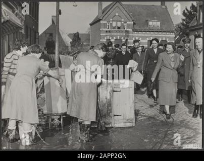 La reine Juliana a fait une visite inattendue au lac Nieuw-Vossemeer dans la zone de catastrophe. Elle passa pendant sa promenade à travers les filles du village de Zeeuws-Vlaanderen, qui aidait avec le nettoyage Annotation: Voir 905-6111 Date: 17 mars 1953 lieu: Nouveau Vossemeer mots clés: Visites, réparations, reines, maison royale, meubles, inondations Nom personnel: Juliana, Reine Banque D'Images