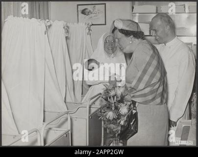 Maison royale, reines, visites, hôpitaux, nourrissons, Juliana, Queen, St. Clara Foundation Date : 3 juin 1953 lieu : Rotterdam, Zuid-Holland mots clés : visites, reines, maison royale, hôpitaux, nourrissons Nom personnel : Juliana, Queen, St. Clara Stichting Banque D'Images