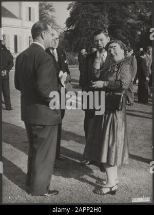 La reine Juliana a reçu les dérives de la R.T.C. au-dessus de l'Ouest au Palais Soestdijk. La reine regarde le soleil une jambe repliée et peu enjambée faite de tortoiseshell et présentée par M. Yransquin (Antilles), debout à côté de la reine Juliana. Ministre de gauche ir. L.A.H. Peters Date: 8 mai 1952 lieu: Soestdijk, Utrecht mots clés: Table ronde Conférence, délégations, cadeaux, reines, maison royale, ministres, reçus Nom personnel: Juliana (Reine Pays-Bas), Peters, L.A.H. Banque D'Images