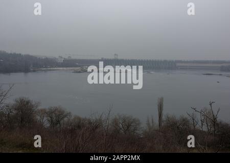 Paysage d'automne, vue hydroélectrique Dnieper de l'île de Khortitsa. Oblast De Zaporizhia (Région), Ukraine, Europe De L'Est Banque D'Images