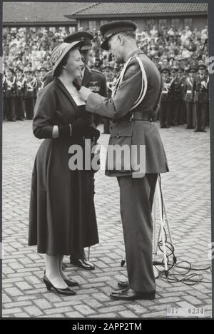 Maison royale, princes, cadeaux, bijoux, officiers, marechaussee, Beatrix, princesse, Bernhard, prince, Chest W., Willem Iiii-Barracks Date : 3 juillet 1956 lieu : Apeldoorn, Gelderland mots clés : cadeaux, maison royale, marechaussee, officiers, princes, princesses, bijoux Nom personnel : prince-Béatrice, princesse III, princesse-Bélix, princesse Bélier-Bélier-Bélier-Bélier, Bélier-Bélier-Bélier-Bélier-Bélier, Prince Banque D'Images