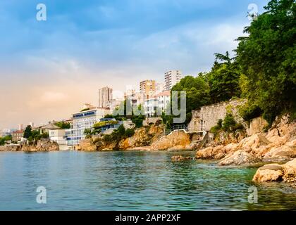 Côte avec la plage de Sablicevo et hôtels à Rijeka, Croatie. Magnifique côte croate avec petite plage, hôtels, bâtiments et falaises rocheuses couverts d'esprit Banque D'Images