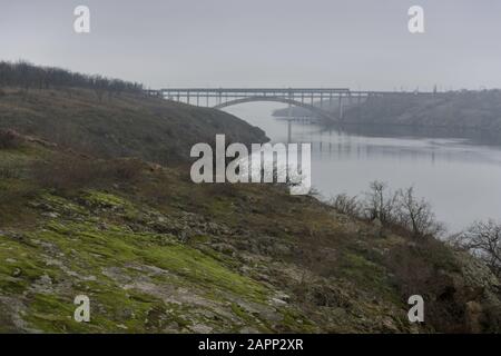 Paysage d'automne, vue sur la rivière Dnieper depuis l'île de Khortitsa, parc national de Khortytsya, Ukraine, Europe de l'est Banque D'Images