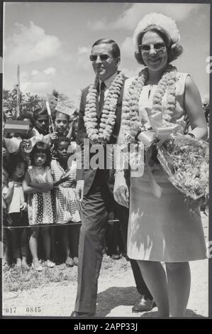 Couple princier au Suriname. Princess Beatrix et Prince Claus Visit Lelydorp Date: 12 juillet 1966 lieu: Lelydorp, Suriname mots clés: Visites, enfants, maison royale, territoires d'outre-mer, princes, princesses Nom personnel: Beatrix (princesse Pays-Bas), Claus (prince Pays-Bas) Banque D'Images