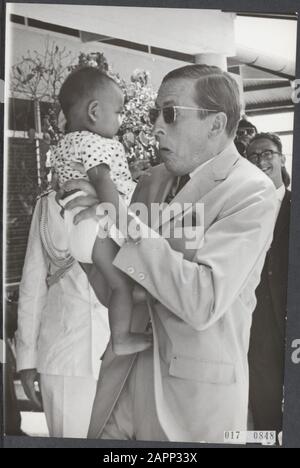 Couple princier au Suriname. La princesse Beatrix et le prince Claus ont visité Coronie, la région de la noix de coco. Un des enfants est mis à l'aise par le Prince Claus Date: 11 juillet 1966 lieu: Coronie, Suriname mots clés: Visites, enfants, maison royale, territoires d'outre-mer, princes Nom personnel: Claus (prince Pays-Bas) Banque D'Images