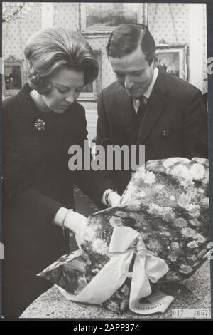 Maison royale, princesses, princes, cadeaux, mariages, Beatrix, princesse, Claus, prince, Utrecht Date : 19 février 1966 lieu : Soestdijk, Utrecht mots clés : cadeaux, mariages, maison royale, princes, princesses Nom personnel : Beatrix, princesse, Claus, prince Banque D'Images