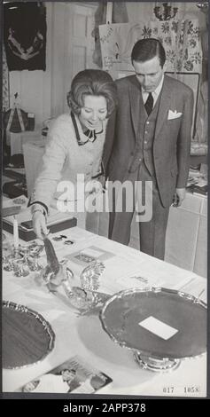 Maison royale, princesses, princes, cadeaux, mariages, Beatrix, princesse, Claus, prince, Utrecht Date : 6 mars 1966 lieu : Soestdijk, Utrecht mots clés : cadeaux, mariages, maison royale, princes, princesses Nom personnel : Beatrix, princesse, Claus, prince Banque D'Images