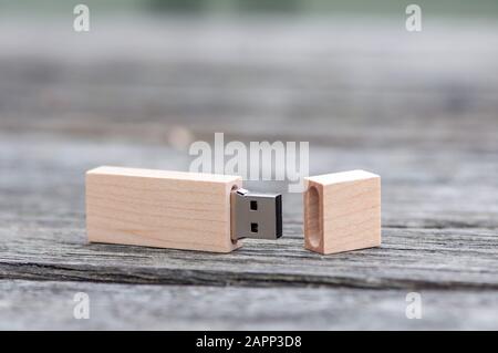 Gros plan sur un lecteur de stylo en bois, disque flash assis sur une table. Banque D'Images