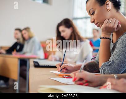 Étudiants multinationaux dans un auditorium Banque D'Images