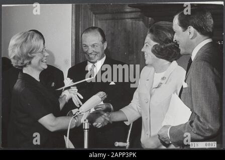 Série 018-0006 t/m 018-0007 don part mariage cadeau Beatrix à l'enfant handicapé. Date : 5 juillet 1967 mots clés : chèques, groupes, maison royale, princes, princesses, cadeaux Nom personnel : Beatrix, princesse, Claus, prince, Dijk K.V., Gol J.M.J.V., Krayenhoff, Gualtherus, Thoolen M., Volteren Mme M.H., Willegen G.C.V.D. Nom De L'Institution: Lage Vuursche Banque D'Images