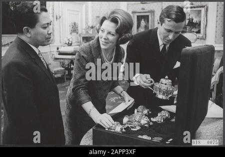 Ambassadeur indonésien Date: 27 février 1966 mots clés: Ambassadeurs, mariages, cadeaux, maison royale, princesses, princesses Nom personnel: Beatrix, princesse, Claus, prince : Koch, Eric/Anefo Banque D'Images