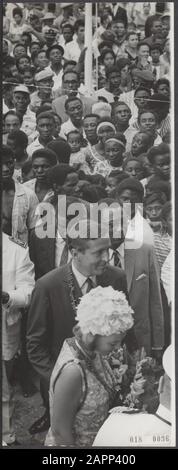 Couple princier au Suriname. Comme partout, la population d'Albina a montré un grand intérêt pendant la visite Date: 12 juillet 1966 lieu: Albina, Suriname mots clés: Visites, maison royale, princesses, princesses, public Nom: Beatrix (princesse Pays-Bas), Claus (prince Pays-Bas) Banque D'Images