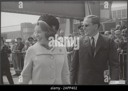 Maison royale, princesses, princesses, DEART, aéroports, Beatrix, princesse, Claus, prince Date : 2 juillet 1966 lieu : Noord-Holland, Schiphol mots clés : DEART, maison royale, princes, princesses, aéroports Nom personnel : Beatrix, princesse, Claus, prince Banque D'Images
