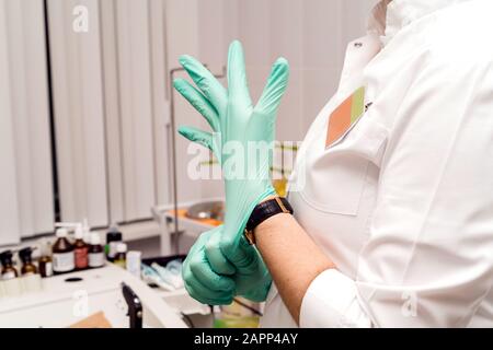 Procédures médicales dans le bureau du spécialiste en ORL Banque D'Images