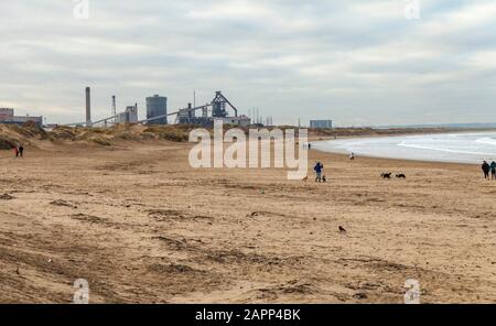 L'ancien steelworks SSI est vu de la plage à Redcar front de mer en Angleterre, au Royaume-Uni. La société est entrée en liquidation en octobre 2015 Banque D'Images