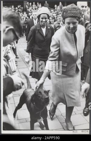 La princesse Beatrix a visité le Festival de la Jeunesse Velp '62, qui s'est tenu au Rhedens Lyceum à Velp. Lorsque la princesse Beatrix est arrivée au lyceum, un chien de rue du public lui a sauté et l'a enradée dans le bâtiment. Lorsque la princesse a traversé la couverture d'honneur des jeunes participants au festival, le chien de rue a obtenu une princesse pat sur sa tête Annotation: Derrière la princesse sa secrétaire privée Mme M. Wijnen Date: 28 août 1962 lieu: Gelderland, Velp mots clés: Animaux de compagnie, maison royale, princesses, secrétaires Nom personnel: Beatrix, princesse, Vins M. Banque D'Images