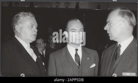 Crise du cabinet. Trois chefs à la Chambre des Représentants ensemble. Vlnr. J. Smallenbroek (ARP), M. W.K.N. Schmelzer (Kvp) Et Dr Vondeling (Pvda) Date : 1er Mars 1965 Lieu : La Haye, Zuid-Holland Mots Clés : Crises Du Cabinet, Députés, Deuxième Chambre Nom Personnel : Schmelzer, Norbert, Smallenbroek, Jan, Vondeling, Anne Banque D'Images