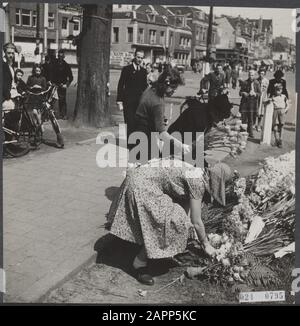 Approvisionnement alimentaire: Wageningen Haarlem a aussi son monument à 8 héros le 7 mars 1945 calmement assassiné contre un abri sur le Dreef. Fixe constamment des fleurs fraîches Date: Mai 1945 lieu: Haarlem, Noord-Holland mots clés: Résistants combattants Banque D'Images