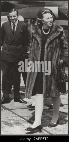 Maison royale, princesses, princes, visites, aéroports, Beatrix, princesse, Claus, prince, Grande-Bretagne Date : 15 mai 1968 lieu : Grande-Bretagne, Northolt mots clés : visites, maison royale, princes, princesses, aérodromes Nom personnel : Beatrix, princesse, Claus, prince Banque D'Images