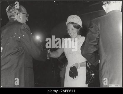 Couple princier au Suriname. La princesse Beatrix est présentée au président des États du Suriname, J. Lachmon Date : 4 juillet 1966 lieu : Suriname mots clés : salutations, visites, maison royale, parlements, princesses Nom personnel : Beatrix (princesse Pays-Bas), Lachmon, J. Banque D'Images